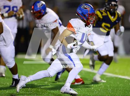 Thumbnail 3 in Serra vs. Warren photogallery.