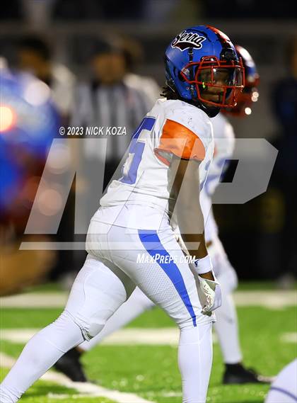 Thumbnail 2 in Serra vs. Warren photogallery.