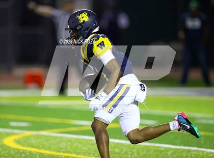 Thumbnail 2 in Serra vs. Warren photogallery.