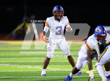 Thumbnail 3 in Serra vs. Warren photogallery.