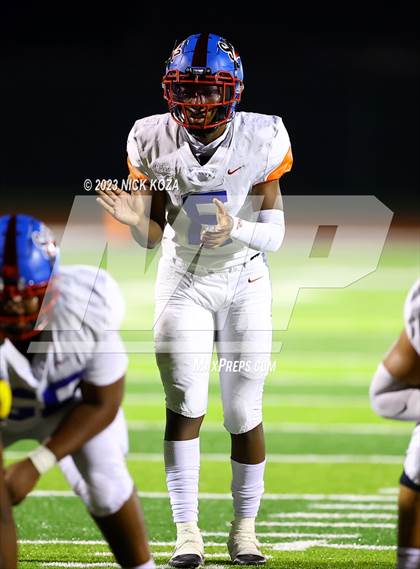 Thumbnail 3 in Serra vs. Warren photogallery.