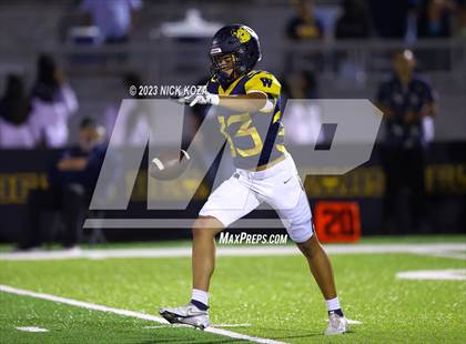 Thumbnail 1 in Serra vs. Warren photogallery.