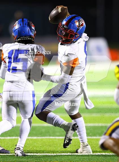 Thumbnail 1 in Serra vs. Warren photogallery.