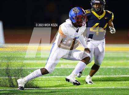 Thumbnail 3 in Serra vs. Warren photogallery.