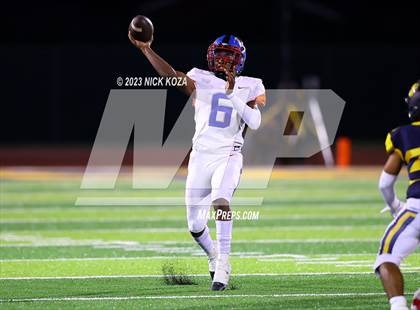 Thumbnail 3 in Serra vs. Warren photogallery.