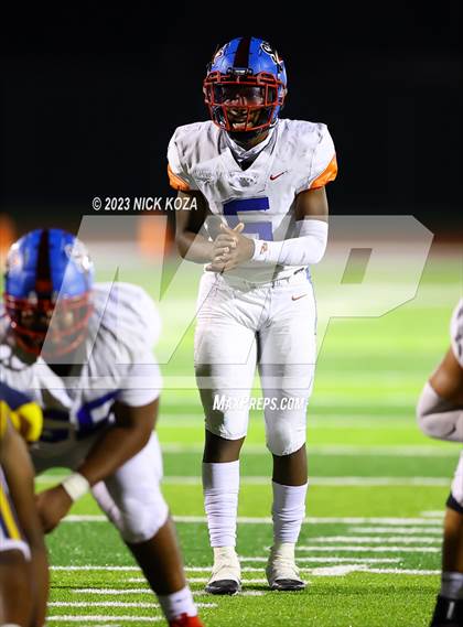 Thumbnail 2 in Serra vs. Warren photogallery.
