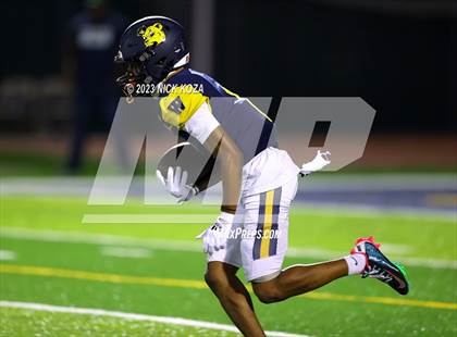 Thumbnail 1 in Serra vs. Warren photogallery.
