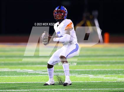 Thumbnail 2 in Serra vs. Warren photogallery.
