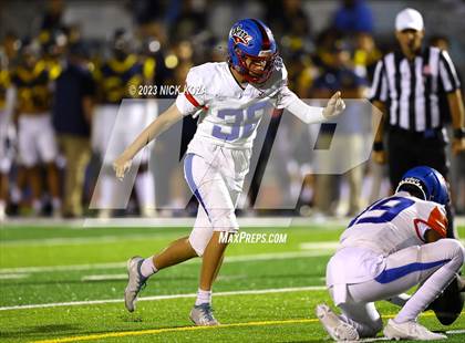 Thumbnail 1 in Serra vs. Warren photogallery.