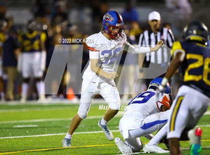 Thumbnail 2 in Serra vs. Warren photogallery.