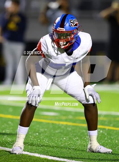 Thumbnail 2 in Serra vs. Warren photogallery.