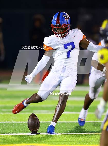 Thumbnail 1 in Serra vs. Warren photogallery.