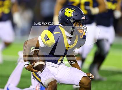 Thumbnail 3 in Serra vs. Warren photogallery.