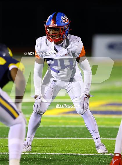Thumbnail 2 in Serra vs. Warren photogallery.