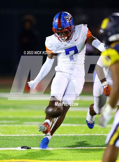 Thumbnail 2 in Serra vs. Warren photogallery.