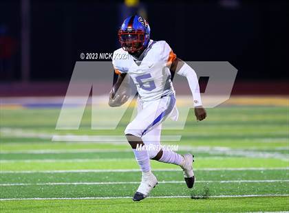 Thumbnail 2 in Serra vs. Warren photogallery.