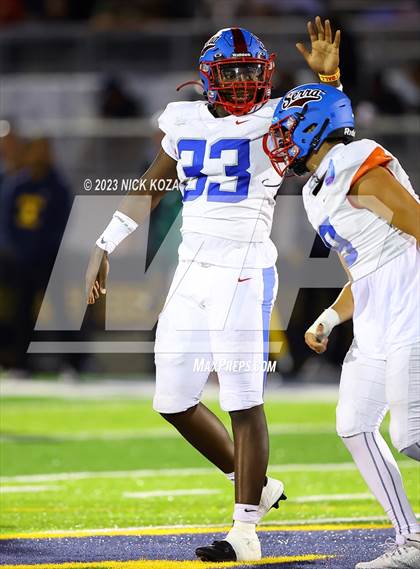 Thumbnail 2 in Serra vs. Warren photogallery.
