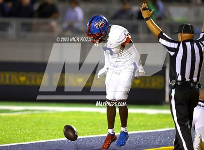 Thumbnail 2 in Serra vs. Warren photogallery.