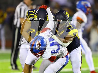 Thumbnail 1 in Serra vs. Warren photogallery.