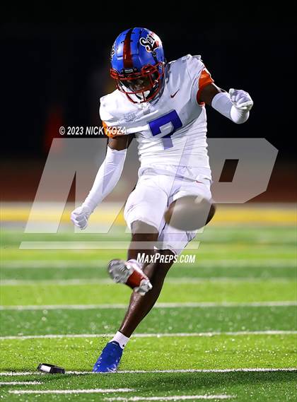 Thumbnail 3 in Serra vs. Warren photogallery.