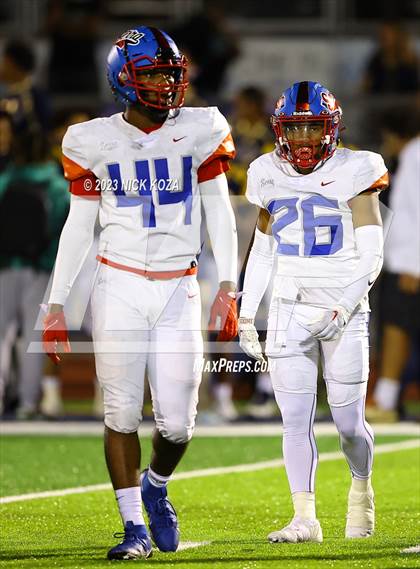 Thumbnail 2 in Serra vs. Warren photogallery.