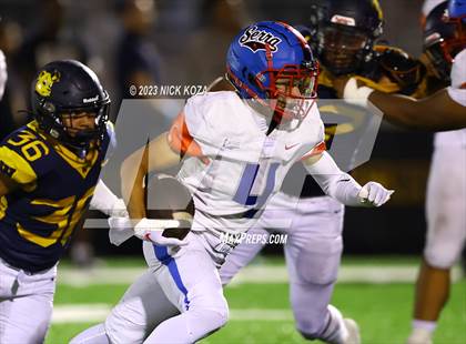 Thumbnail 3 in Serra vs. Warren photogallery.