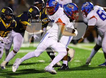 Thumbnail 2 in Serra vs. Warren photogallery.