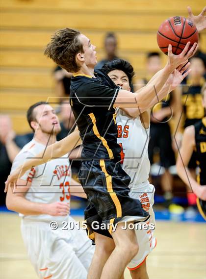 Thumbnail 3 in Roseville vs Del Oro (Rocklin Holiday Classic) photogallery.