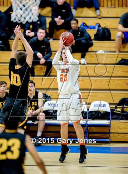 Thumbnail 3 in Roseville vs Del Oro (Rocklin Holiday Classic) photogallery.