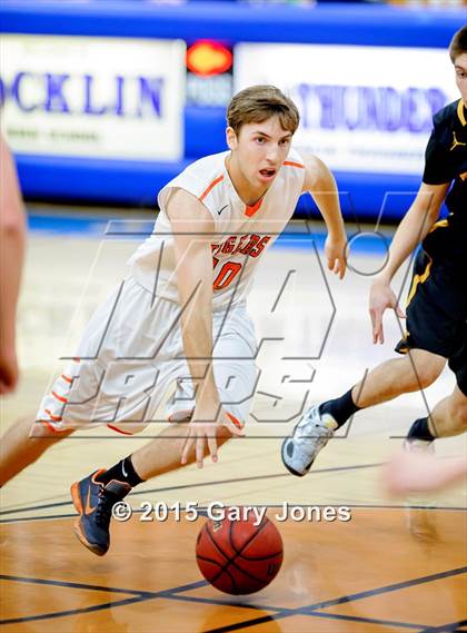 Thumbnail 3 in Roseville vs Del Oro (Rocklin Holiday Classic) photogallery.