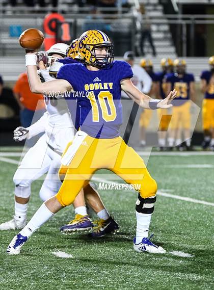 Thumbnail 2 in Bridgeport vs. Godley (UIL 4A Bi-District Playoff) photogallery.