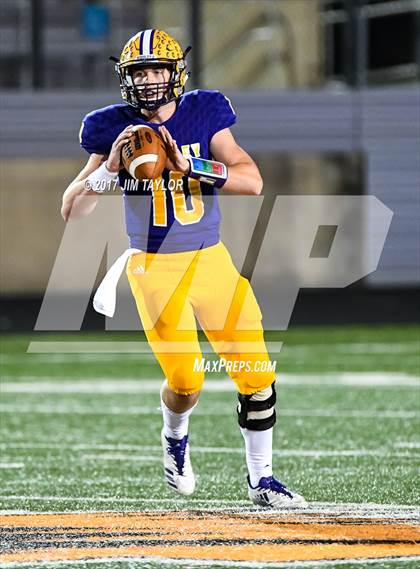 Thumbnail 2 in Bridgeport vs. Godley (UIL 4A Bi-District Playoff) photogallery.