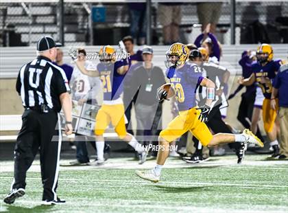 Thumbnail 2 in Bridgeport vs. Godley (UIL 4A Bi-District Playoff) photogallery.