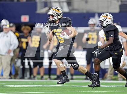 Thumbnail 2 in Grandview vs. Malakoff (UIL 3A Division 1 Championship) photogallery.