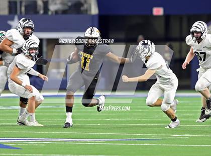 Thumbnail 2 in Grandview vs. Malakoff (UIL 3A Division 1 Championship) photogallery.