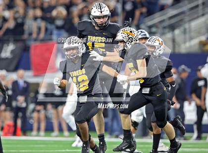 Thumbnail 2 in Grandview vs. Malakoff (UIL 3A Division 1 Championship) photogallery.