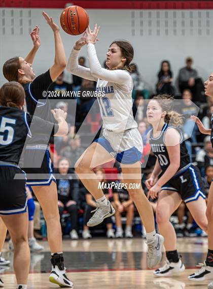 Thumbnail 3 in North Lamar vs. Lindale (UIL 4A Bi-District Playoff) photogallery.