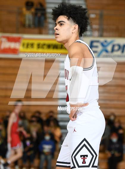 Thumbnail 1 in Tualatin vs. Lake Oswego (Les Schwab Invitational) photogallery.