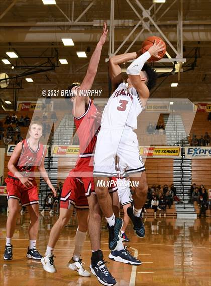 Thumbnail 1 in Tualatin vs. Lake Oswego (Les Schwab Invitational) photogallery.