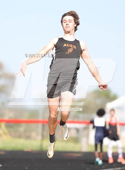 Thumbnail 3 in Logan Elm Invitational photogallery.