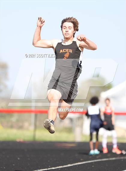 Thumbnail 1 in Logan Elm Invitational photogallery.