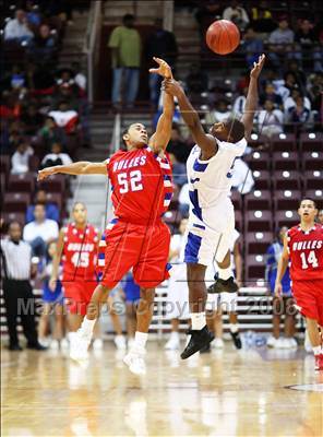 Thumbnail 2 in Dulles vs. Chavez (UIL 5A Region 3 Semifinal) photogallery.