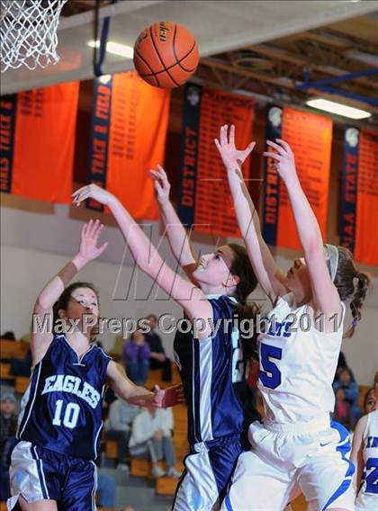 Thumbnail 3 in Lititz Christian vs. Harrisburg Christian (D3 Quarterfinals) photogallery.