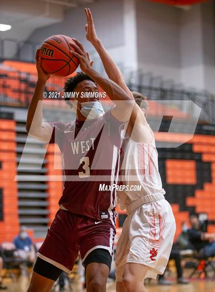 Thumbnail 2 in Belleville West @ Edwardsville (IHSA SWC Semifinal) photogallery.