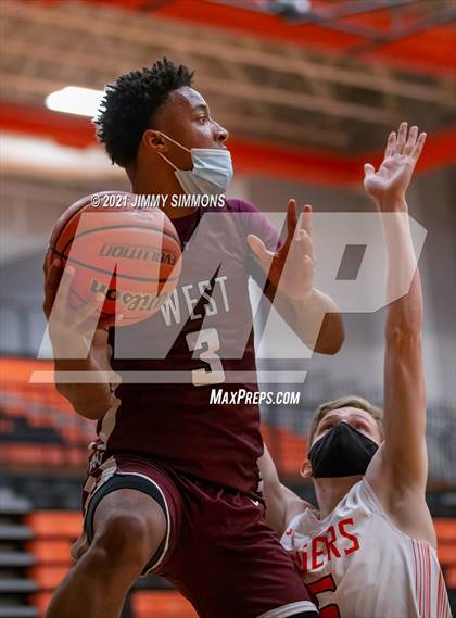 Thumbnail 3 in Belleville West @ Edwardsville (IHSA SWC Semifinal) photogallery.