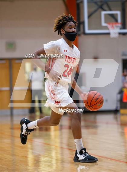 Thumbnail 3 in Belleville West @ Edwardsville (IHSA SWC Semifinal) photogallery.