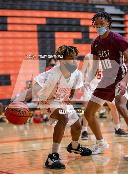 Thumbnail 3 in Belleville West @ Edwardsville (IHSA SWC Semifinal) photogallery.