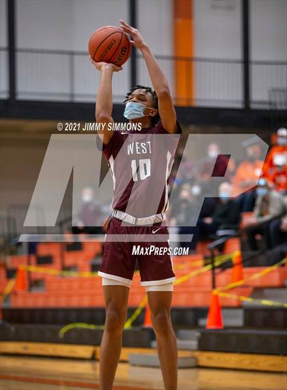 Thumbnail 2 in Belleville West @ Edwardsville (IHSA SWC Semifinal) photogallery.