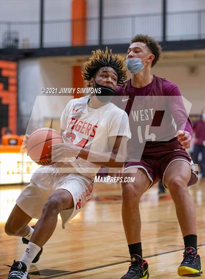 Thumbnail 2 in Belleville West @ Edwardsville (IHSA SWC Semifinal) photogallery.