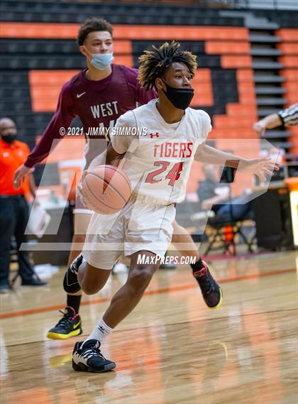 Thumbnail 2 in Belleville West @ Edwardsville (IHSA SWC Semifinal) photogallery.